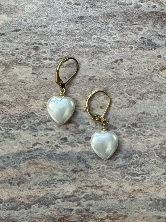 Tuckernuck Jewelry - NWOT Tuckernuck Faux Pearl Heart Earrings